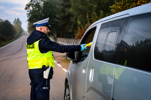 Policjanci kontrolują trzeźwość kierowców