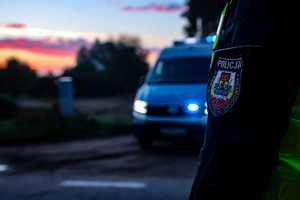 Policjanci kontrolują trzeźwość kierowców