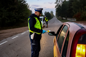 Policjanci kontrolują trzeźwość kierowców