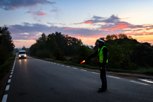 Policjanci kontrolują trzeźwość kierowców