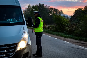 Policjanci kontrolują trzeźwość kierowców