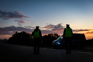 Policjanci kontrolują trzeźwość kierowców