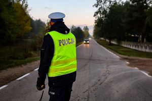 Policjanci kontrolują trzeźwość kierowców