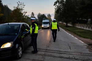 Policjanci kontrolują trzeźwość kierowców