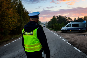 Policjanci kontrolują trzeźwość kierowców