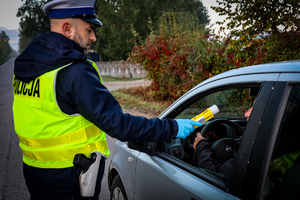 Policjanci kontrolują trzeźwość kierowców