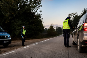 Policjanci kontrolują trzeźwość kierowców