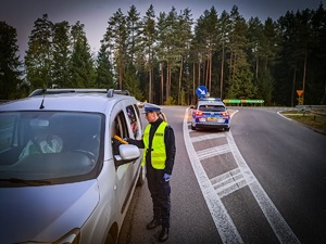 Policjanci kontrolują trzeźwość kierowców