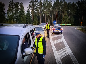 Policjanci kontrolują trzeźwość kierowców