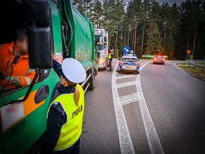 Policjanci kontrolują trzeźwość kierowców