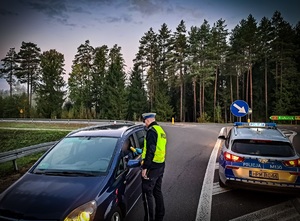 Policjanci kontrolują trzeźwość kierowców