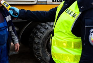 Policjanci kontrolują trzeźwość kierowców