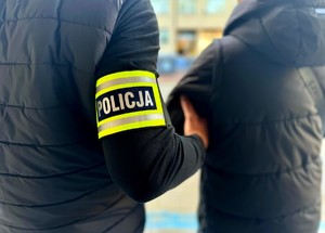 Policjant doprowadzający zatrzymaną