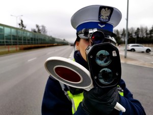 Policjantka mierząca prędkość