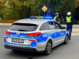 Policjanci w trakcie wykonywania czynności służbowych