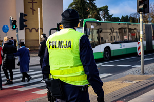 Policjanci podczas zabezpieczenia Dnia Wszystkich Świętych