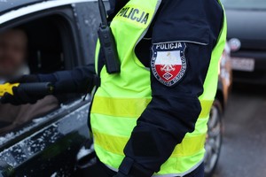 Policjant badający trzeźwość