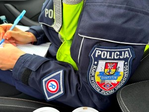 Policjanci w trakcie działań dotyczących pieszych