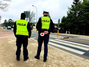 Policjanci w trakcie działań dotyczących pieszych