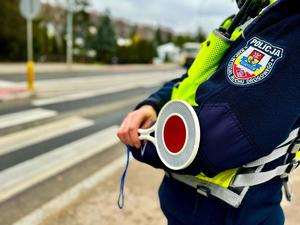 Policjanci w trakcie działań dotyczących pieszych