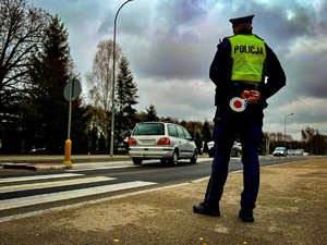 Policjanci w trakcie działań dotyczących pieszych