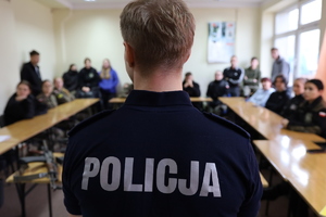 Uczniowie i studenci podczas spotkania z policjantami