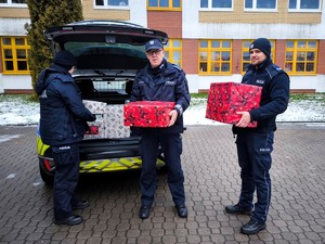 Policjanci przygotowują prezenty