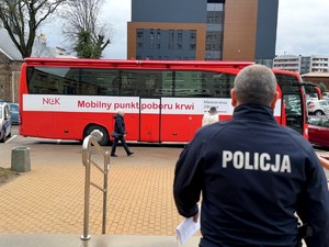 Policjanci oddają krew