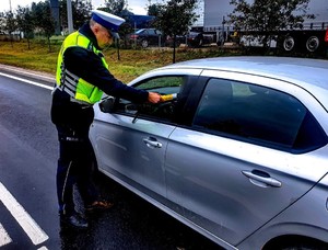 Policjant dokonujący badania stanu trzeźwości