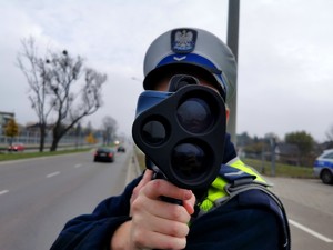 Policjant mierzący prędkość