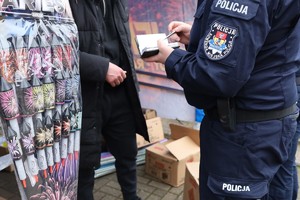 Policjanci kontrolują punkty ze sprzedażą fajerwerków