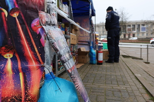 Policjanci kontrolują punkty ze sprzedażą fajerwerków