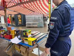 Policjanci kontrolują punkty sprzedaży fajerwerków