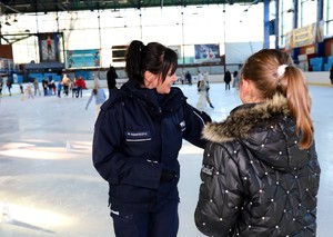 Policjantki na lodowisku