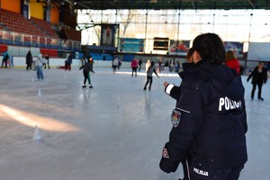 Policjantki na lodowisku