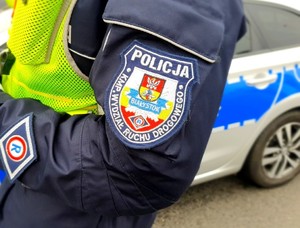 Policjant stojący bokiem