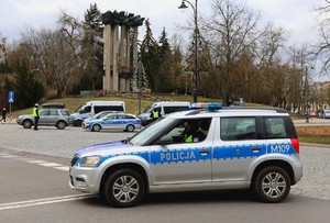 Policjanci podczas zabezpieczenia