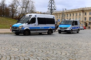 Policjanci podczas zabezpieczenia