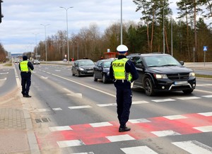 Policjanci podczas zabezpieczenia