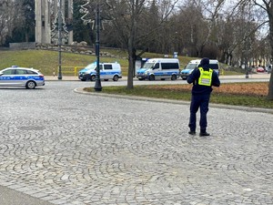 Policjanci podczas zabezpieczenia