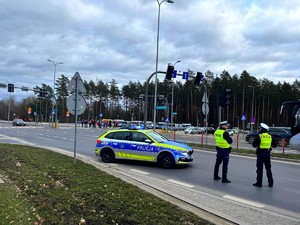 Policjanci podczas zabezpieczenia