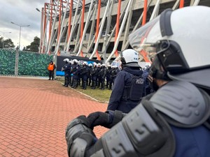 Policjanci podczas zabezpieczenia