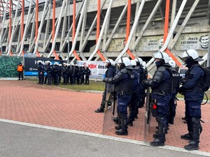 Policjanci podczas zabezpieczenia