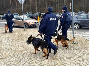 Policjanci podczas zabezpieczenia