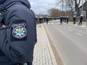 Policjanci podczas zabezpieczenia