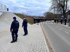 Policjanci podczas zabezpieczenia