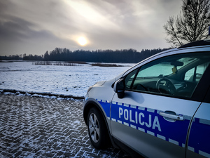 Radiowóz a w tle jezioro