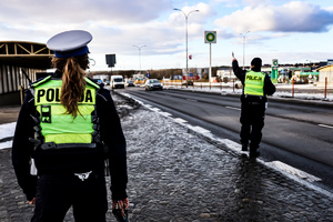 Policjanci kontrolują ciężarówki i busy