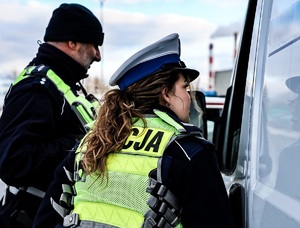 Policjanci kontrolują ciężarówki i busy