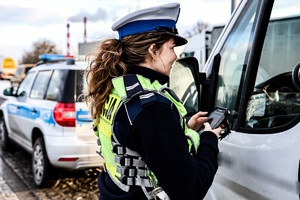 Policjanci kontrolują ciężarówki i busy